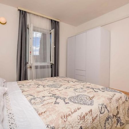 Apartments Dajana Примоштен Екстер'єр фото