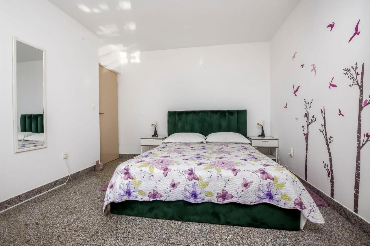 Apartments Dajana Примоштен Екстер'єр фото