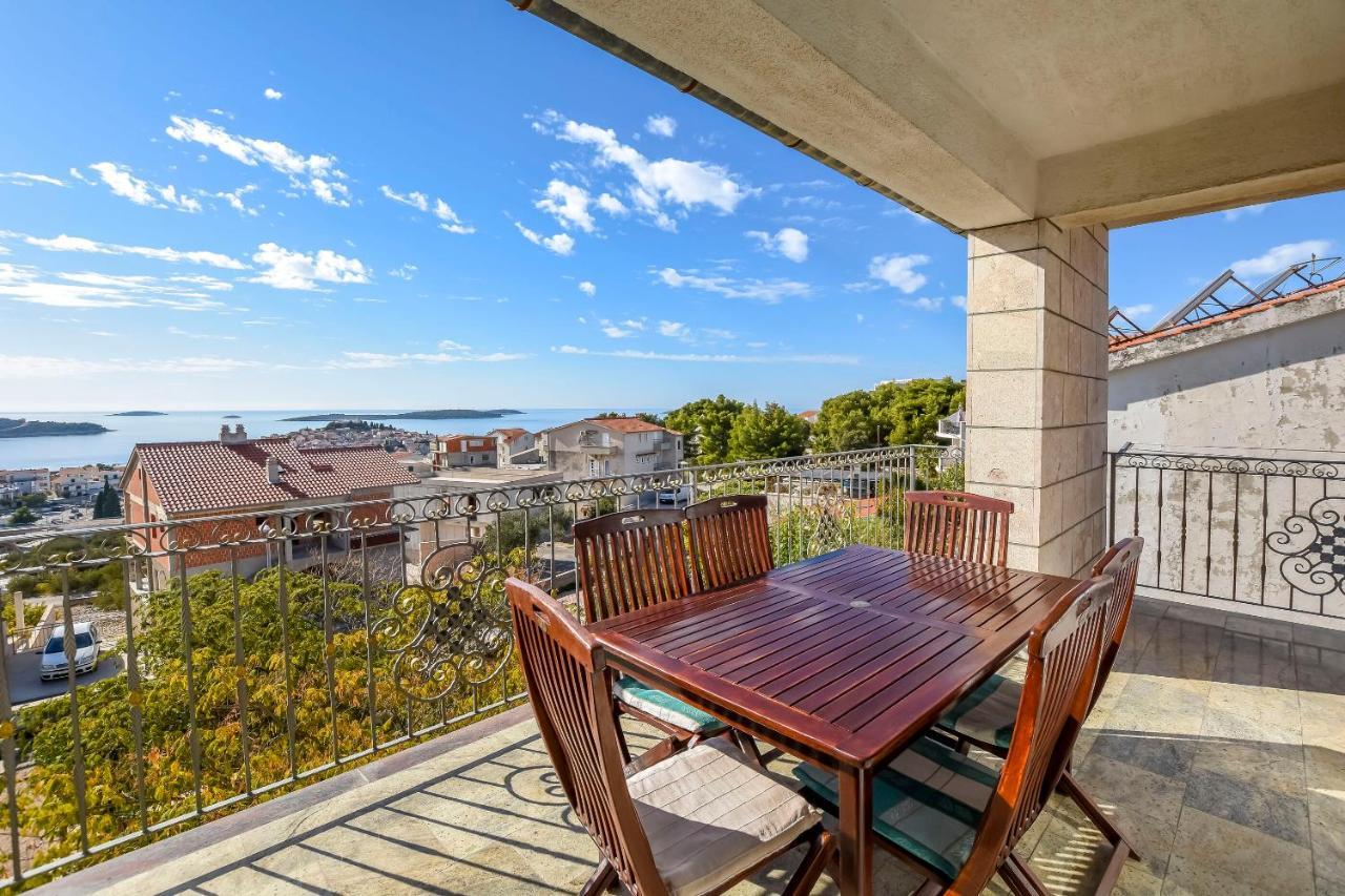 Apartments Dajana Примоштен Екстер'єр фото