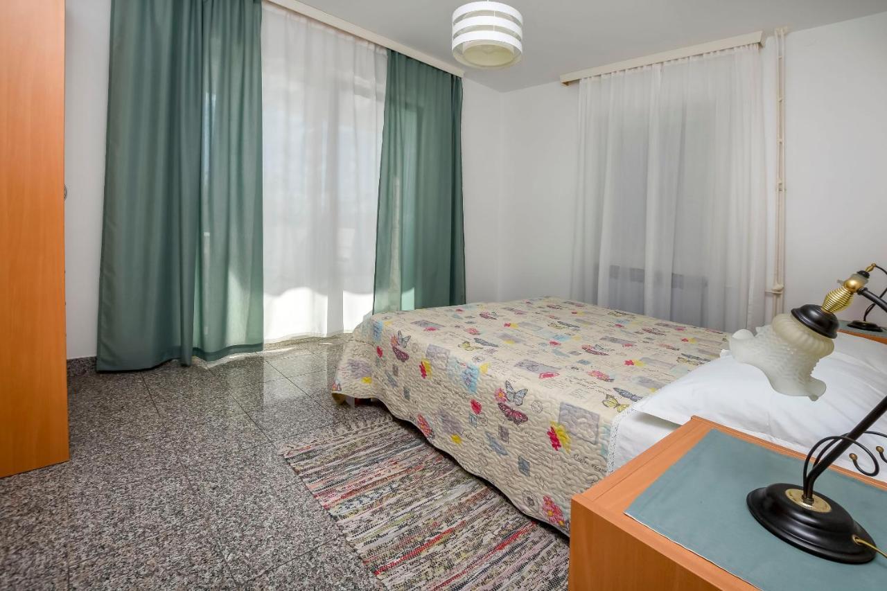 Apartments Dajana Примоштен Екстер'єр фото