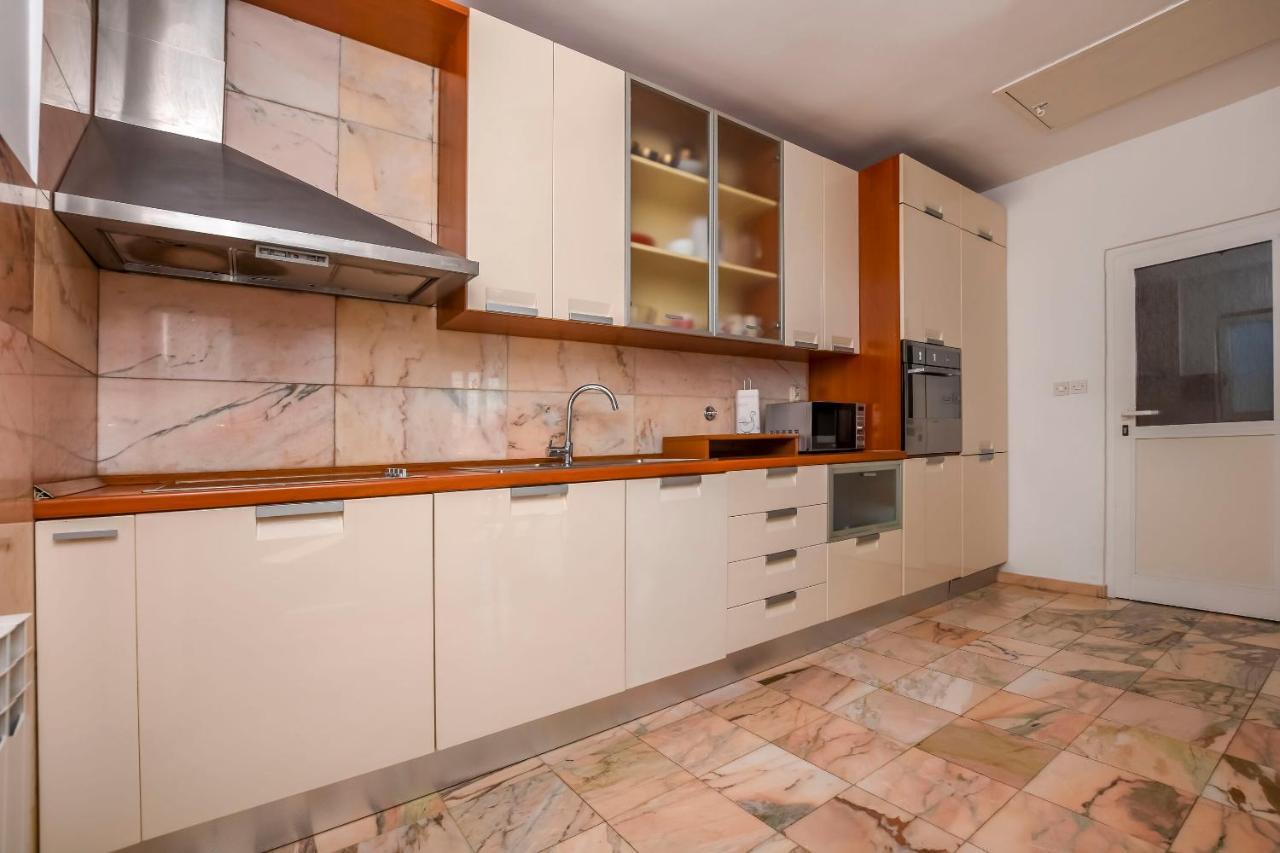 Apartments Dajana Примоштен Екстер'єр фото