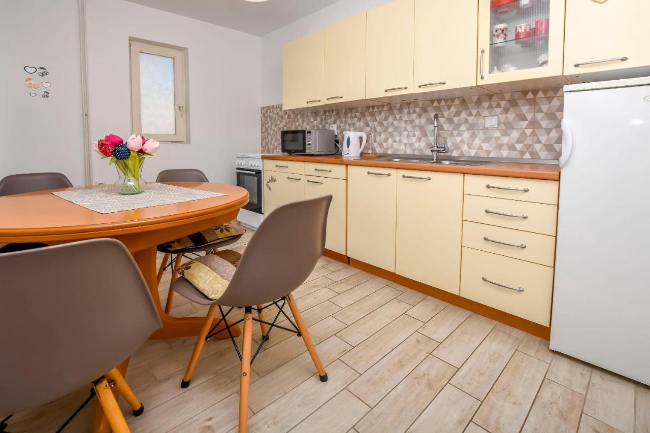 Apartments Dajana Примоштен Екстер'єр фото