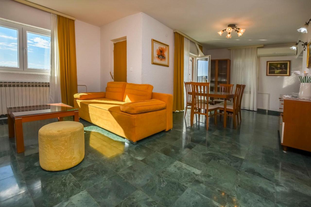 Apartments Dajana Примоштен Екстер'єр фото