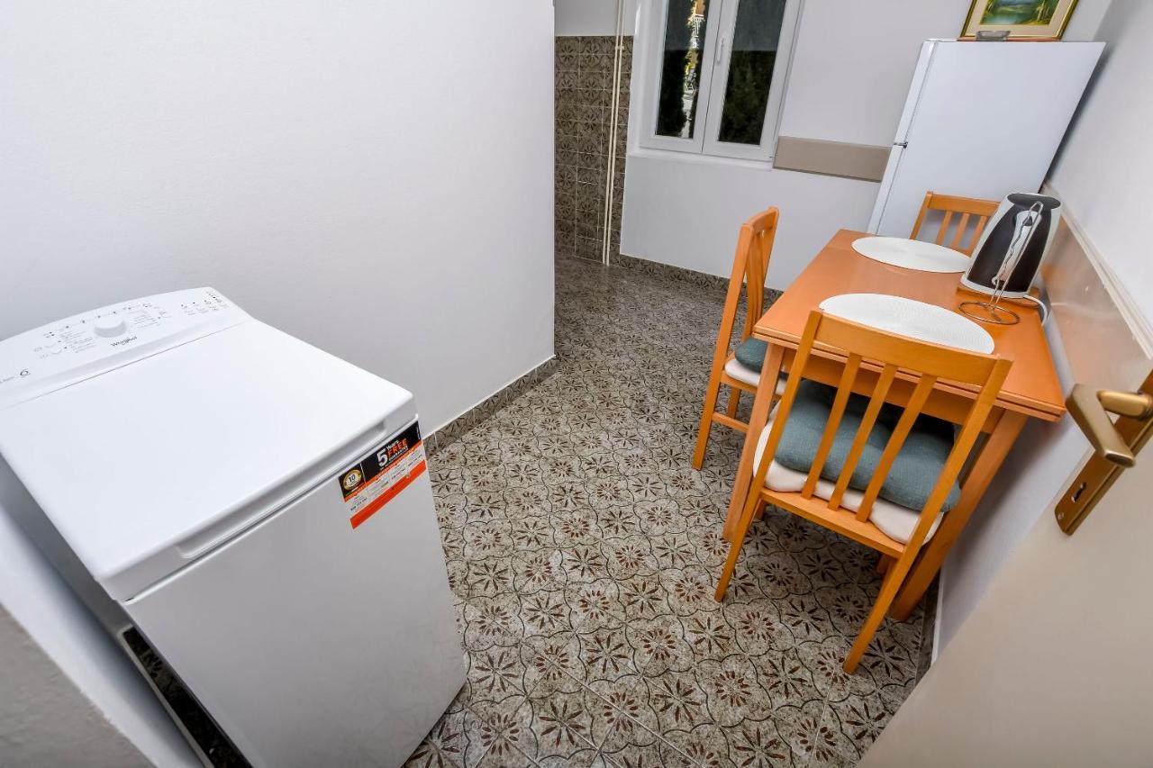 Apartments Dajana Примоштен Екстер'єр фото