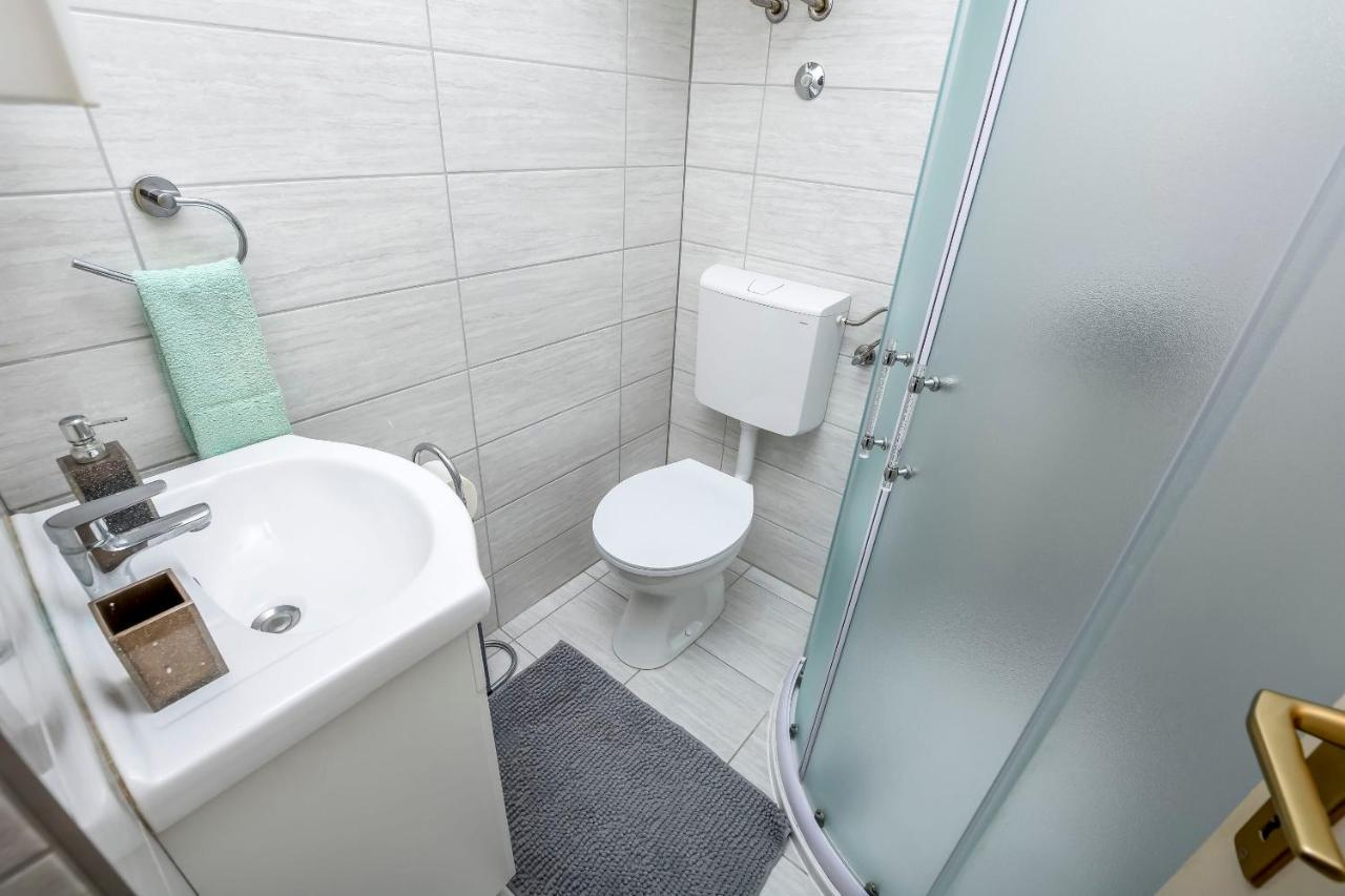 Apartments Dajana Примоштен Екстер'єр фото