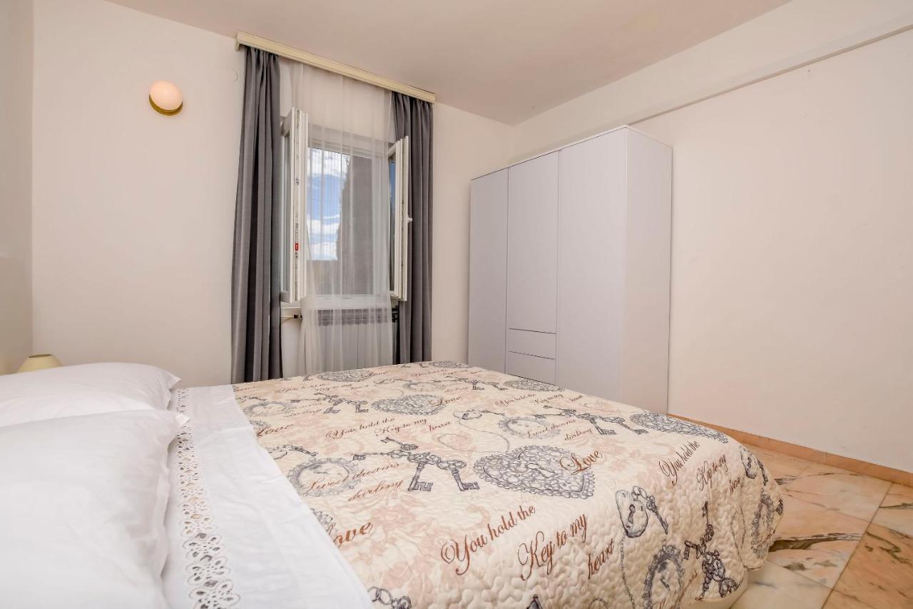 Apartments Dajana Примоштен Екстер'єр фото