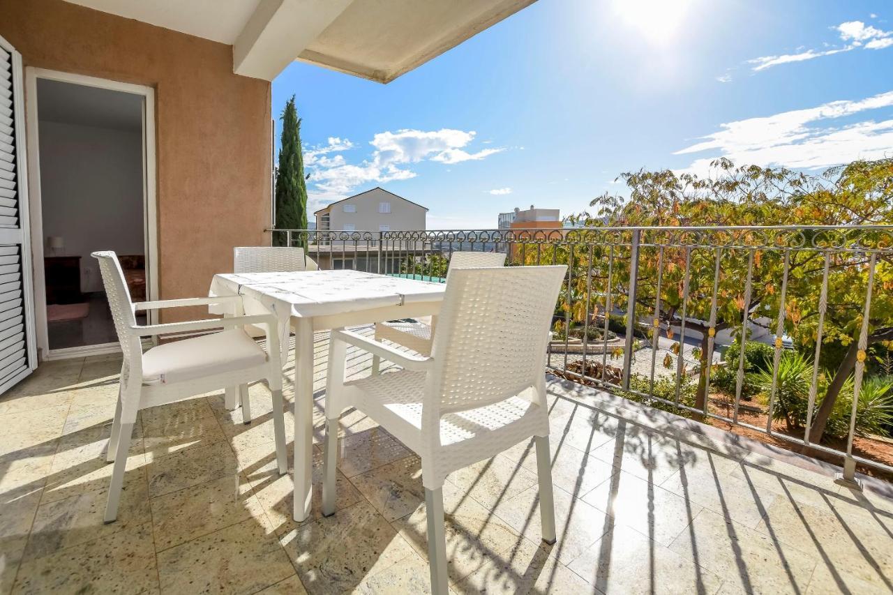 Apartments Dajana Примоштен Екстер'єр фото