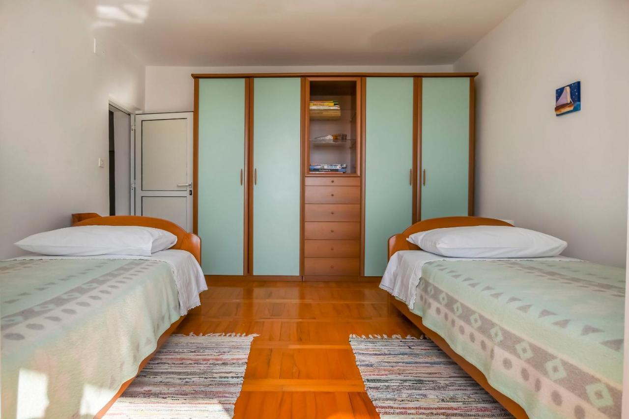 Apartments Dajana Примоштен Екстер'єр фото