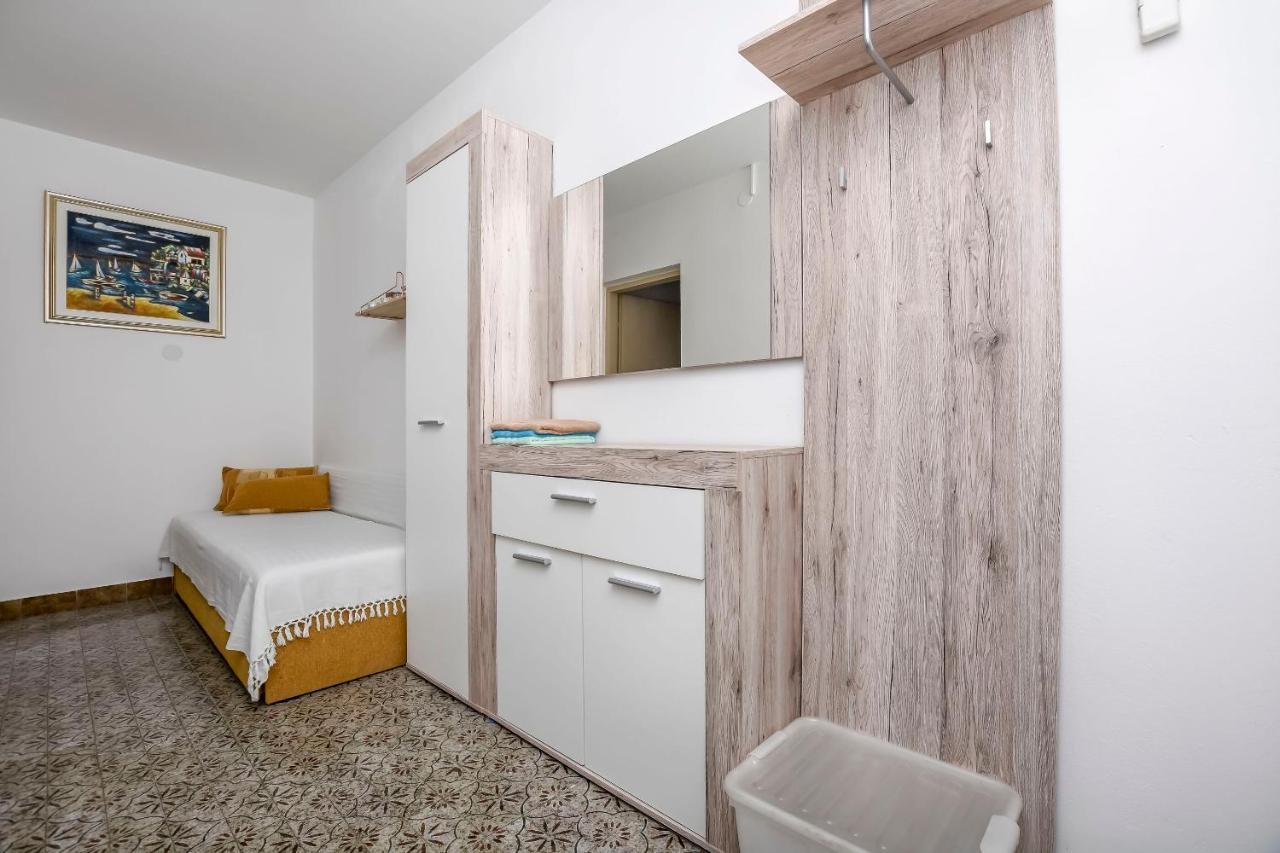 Apartments Dajana Примоштен Екстер'єр фото