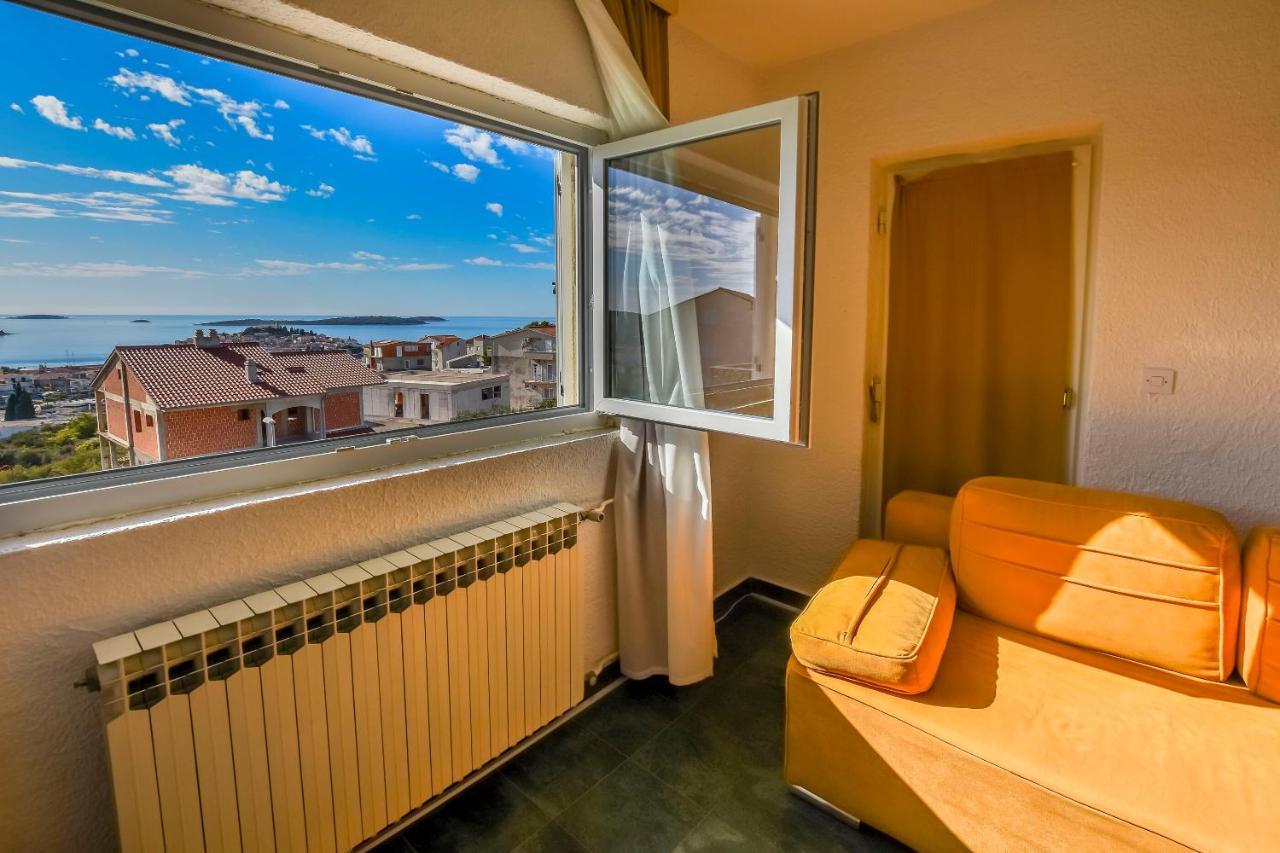 Apartments Dajana Примоштен Екстер'єр фото