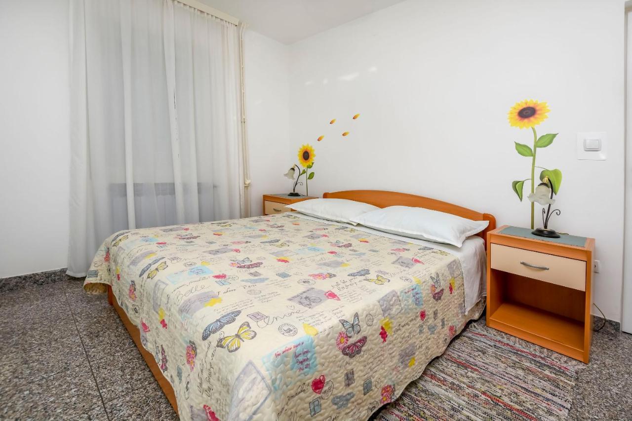 Apartments Dajana Примоштен Екстер'єр фото