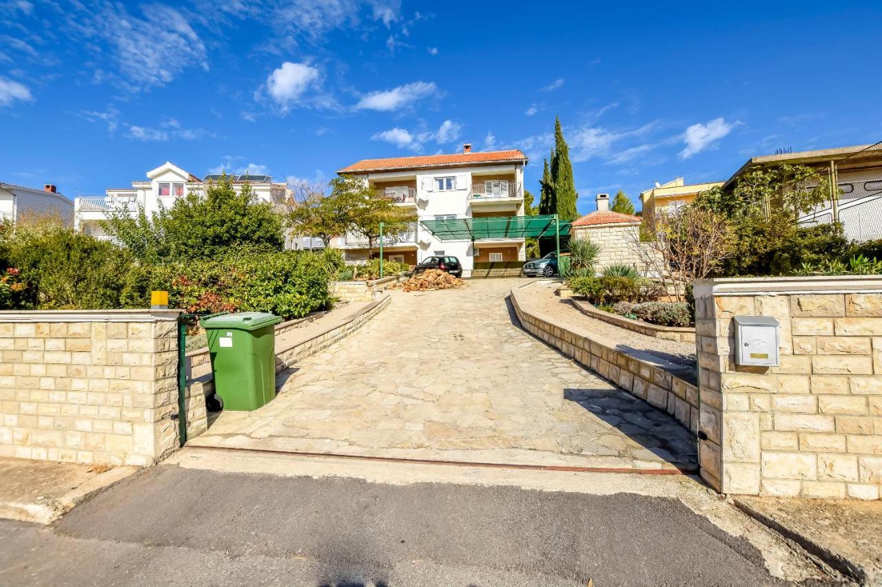 Apartments Dajana Примоштен Екстер'єр фото