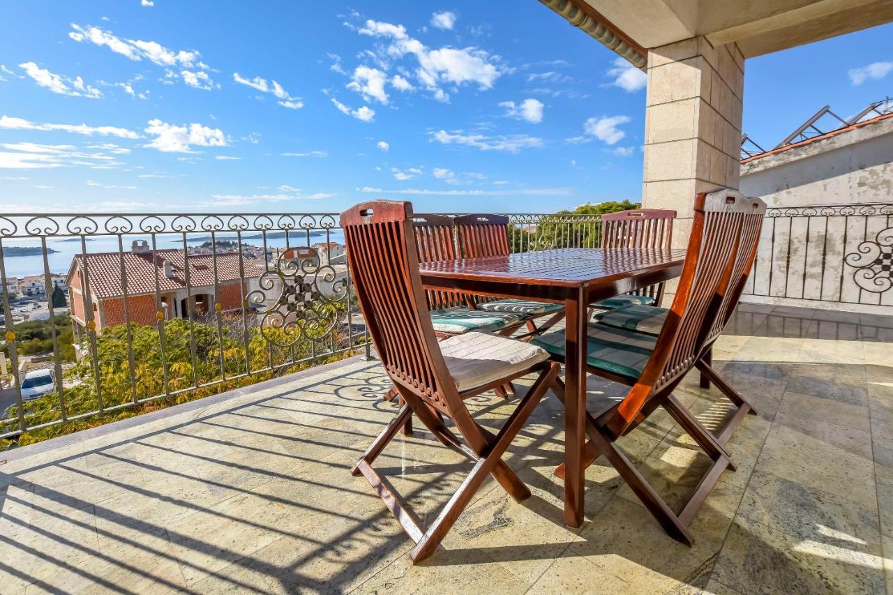 Apartments Dajana Примоштен Екстер'єр фото