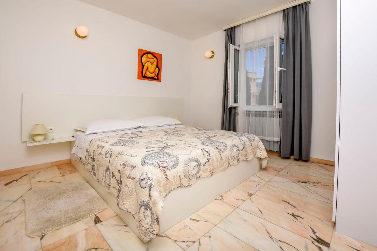 Apartments Dajana Примоштен Екстер'єр фото