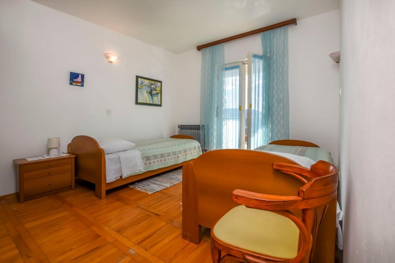 Apartments Dajana Примоштен Екстер'єр фото