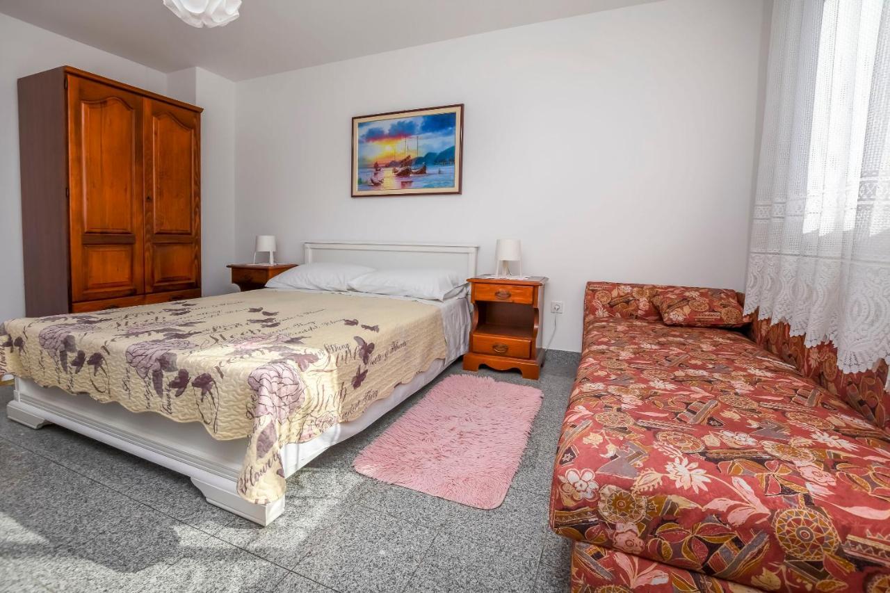 Apartments Dajana Примоштен Екстер'єр фото